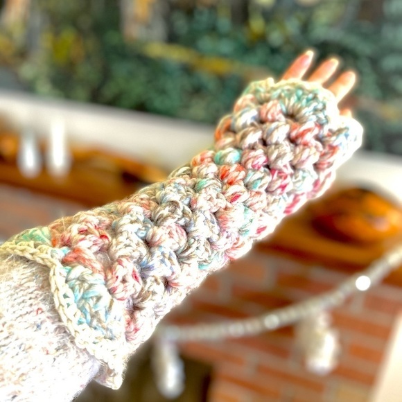 𝅺CROCHETED EAR WARMER AND FINGERLESS GLOVES SET IN PASTEL PUFF STITCH - Picture 5 of 10